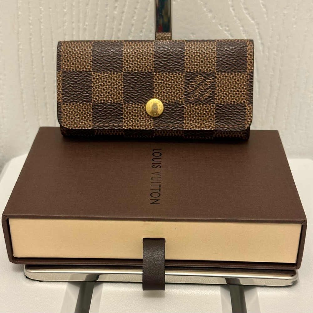 ❗️SOLD ❗️✨Authentic Louis Vuitton Damier Key Holder✨